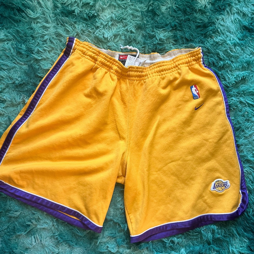 VINTAGE LOS ANGELES LAKERS NBA NIKE TEAM GOLD HOME SHORTS, L